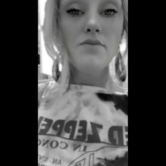 Meet your Posher, Amanda - Picture 2 of 4